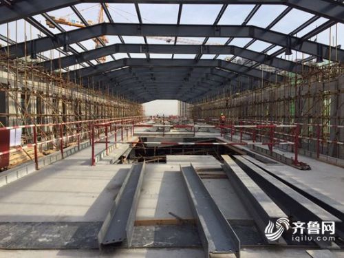 記者在施工現場看到，前大彥站的外側仍搭建著密密麻麻的黃色架子和綠色網布。.jpg